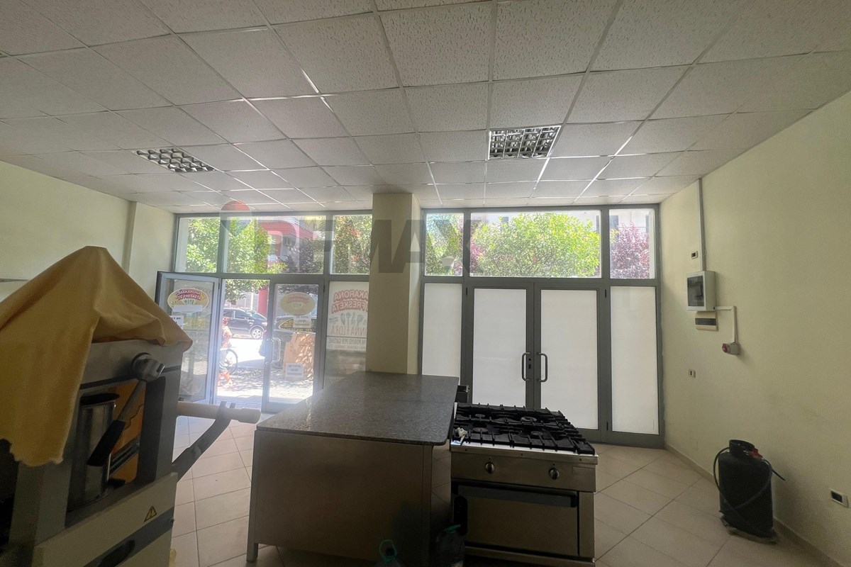 🏪 DYQAN PËR QIRA – RRUGA E ÇIPAJVE, VLORË