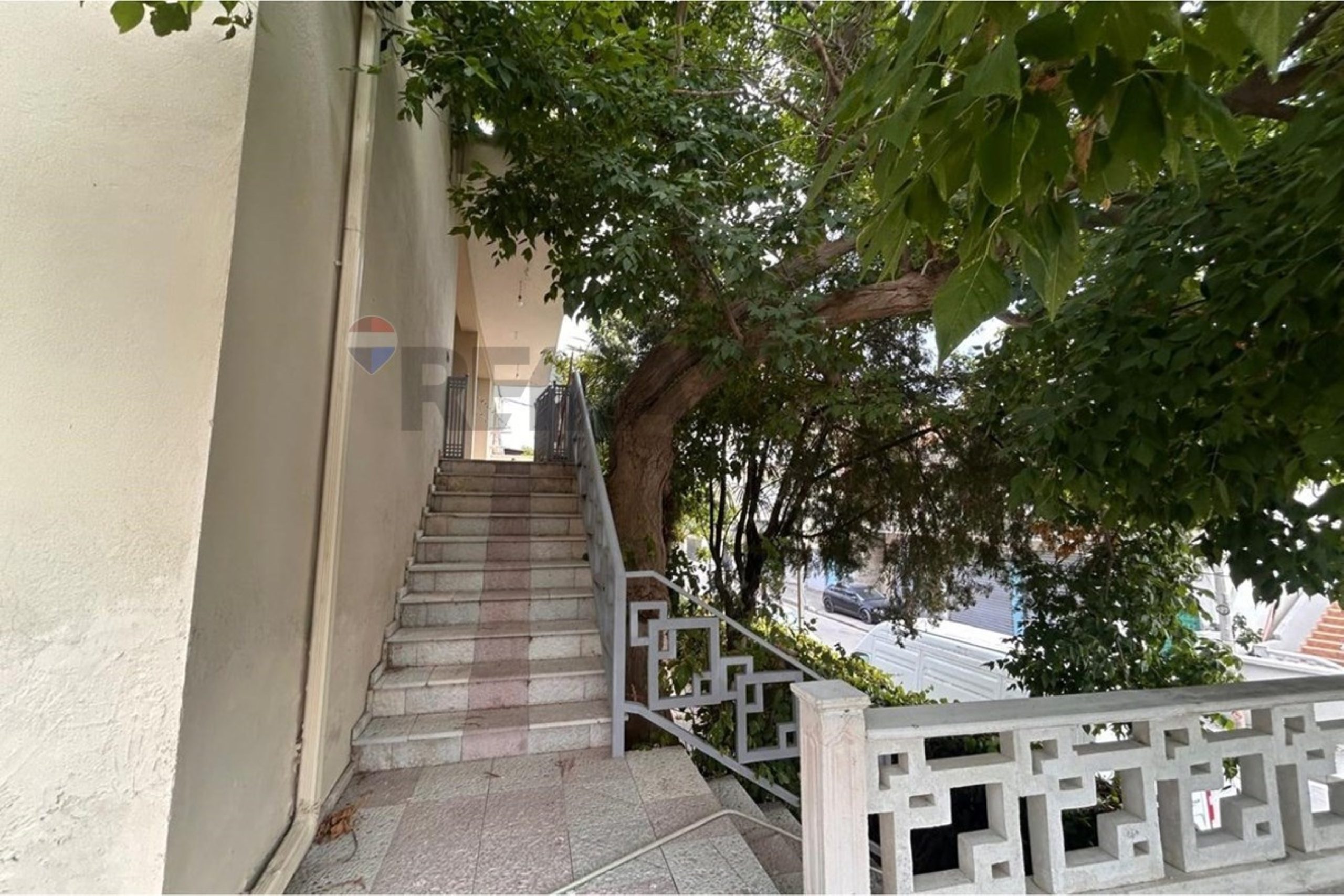 🏡 OKAZION INVESTIMI –📐 Vetëm rreth 417 €/m² mbi sipërfaqen e truallit.