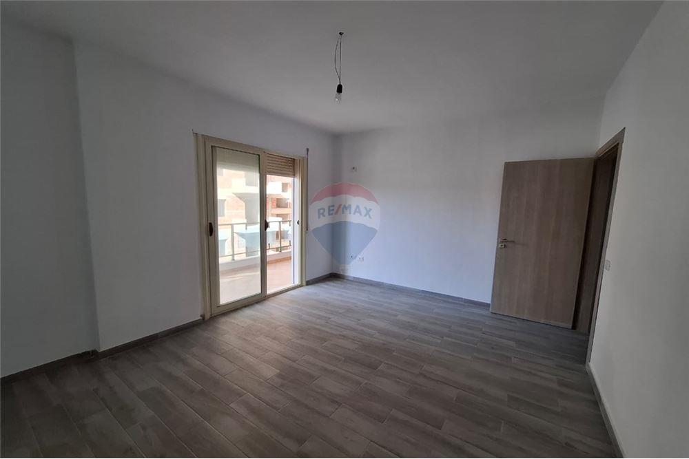 Apartament 2+1 ne shitje perball karburant Alpet
