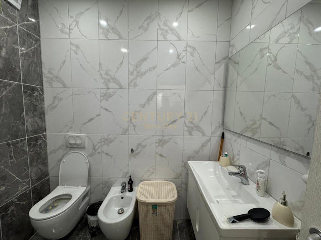APARTAMENT PER SHITJE TE RRUGA E RE E PORTIT