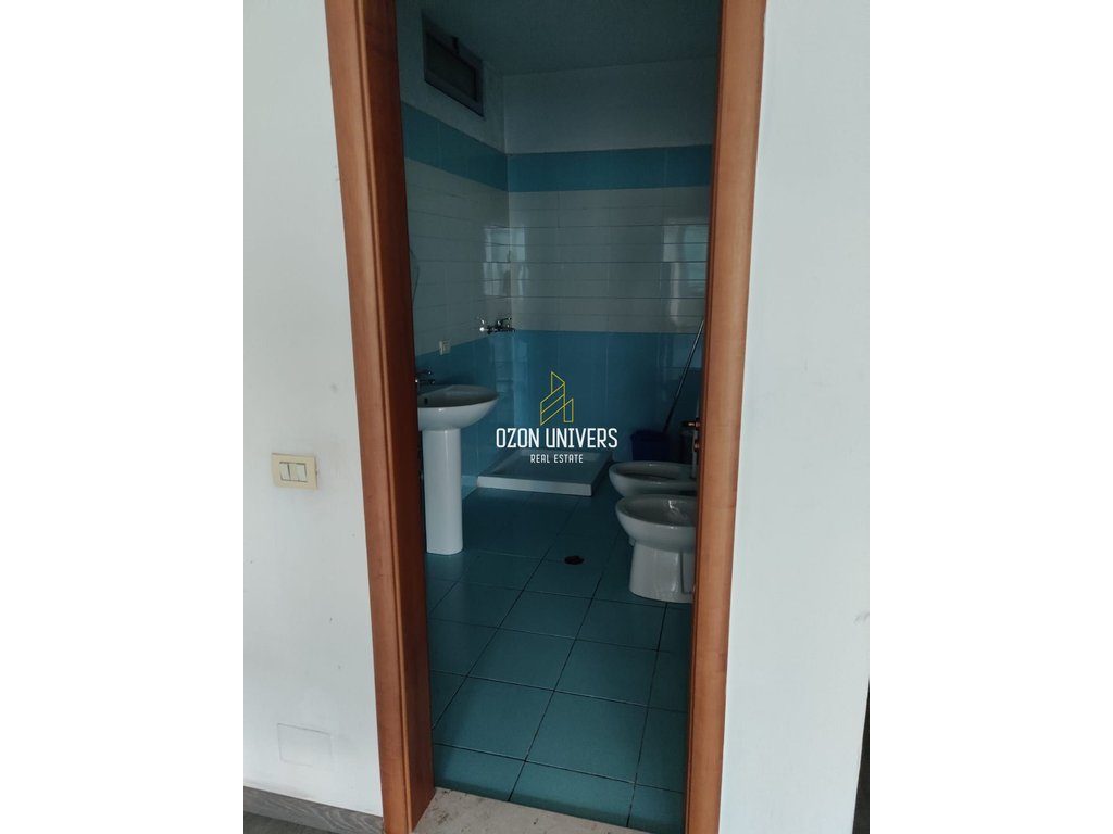 Ambient biznesi për qira, përball Casa Italia! 3