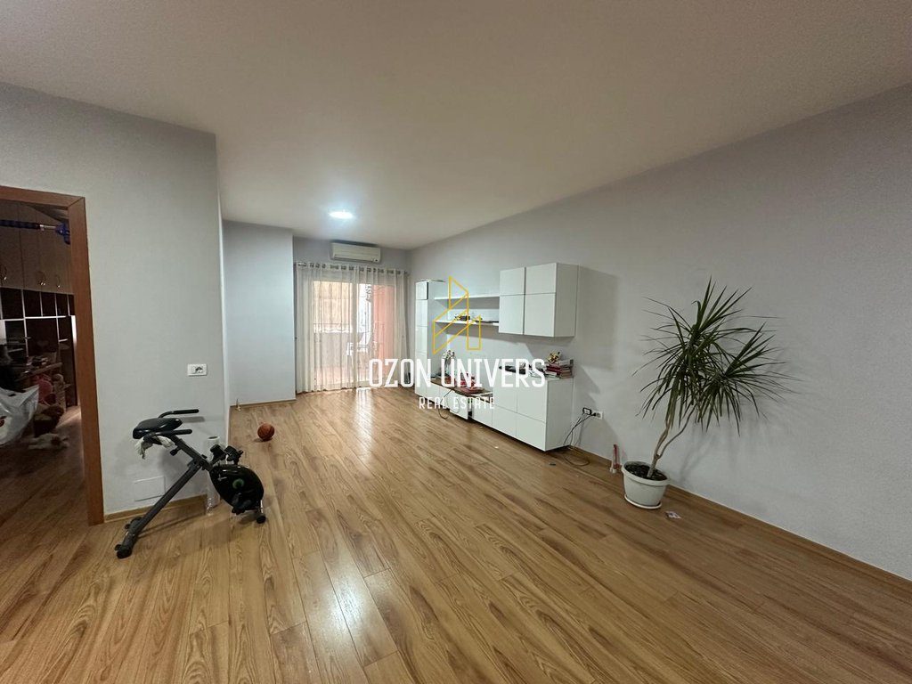 Apartament 2+1me post parkimi për qira në Yzberisht!
