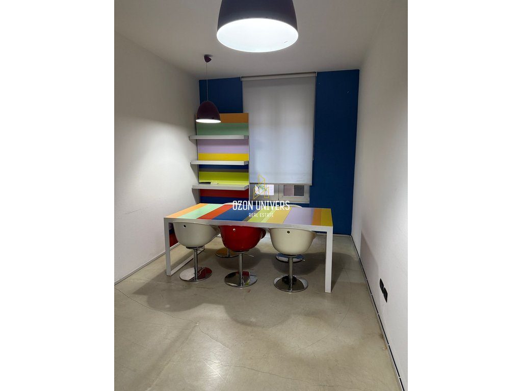 Apartament 1+1 buzë rruge, me qira për biznes në Bllok!