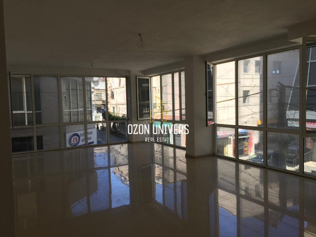2 Ambiente Biznesi për shitje tek Porti, Durrës