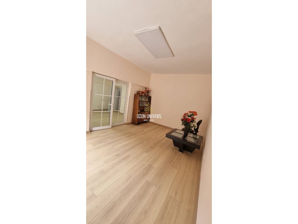 Apartament 1+1 me qira për biznes ose banim, tek Kafe Flora, Qender! 2