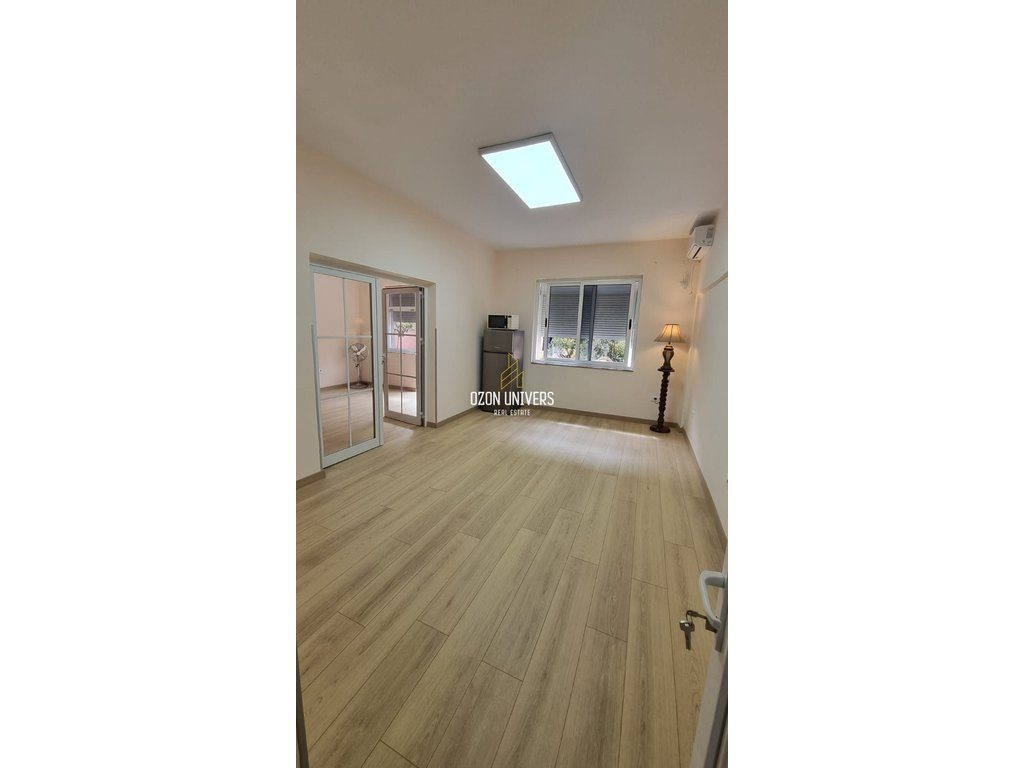 Apartament 1+1 me qira për biznes ose banim, tek Kafe Flora, Qender!
