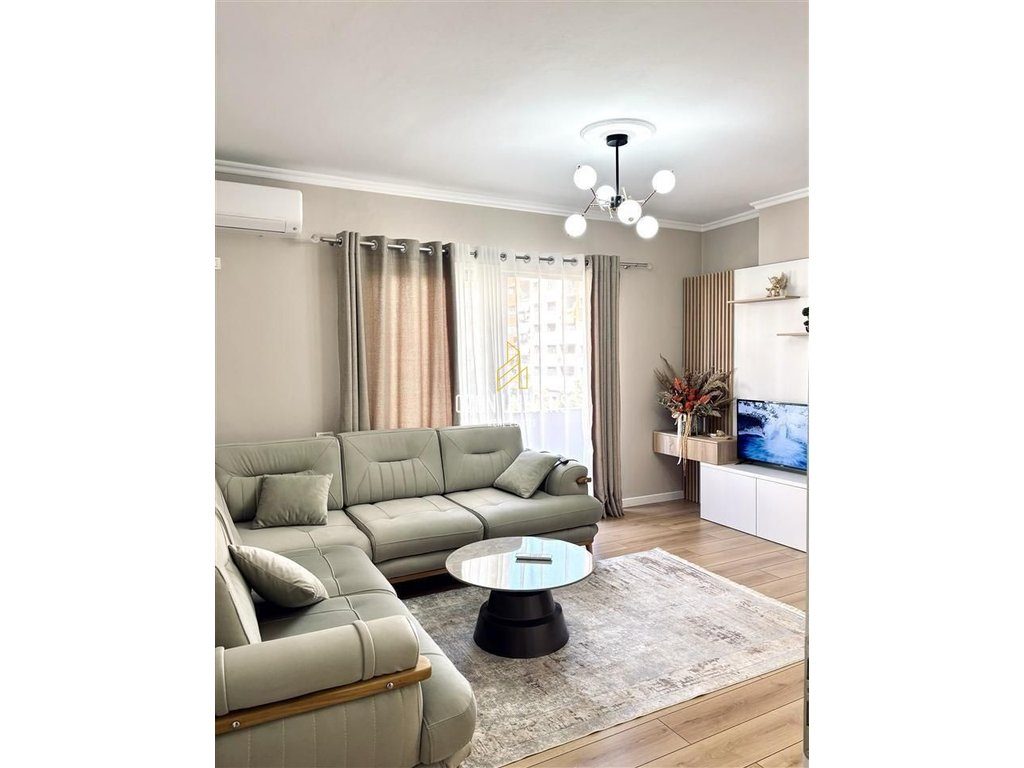 Jepet me qera Apartament 1+1 +2 ballkone pranë Vilës L, Astir!