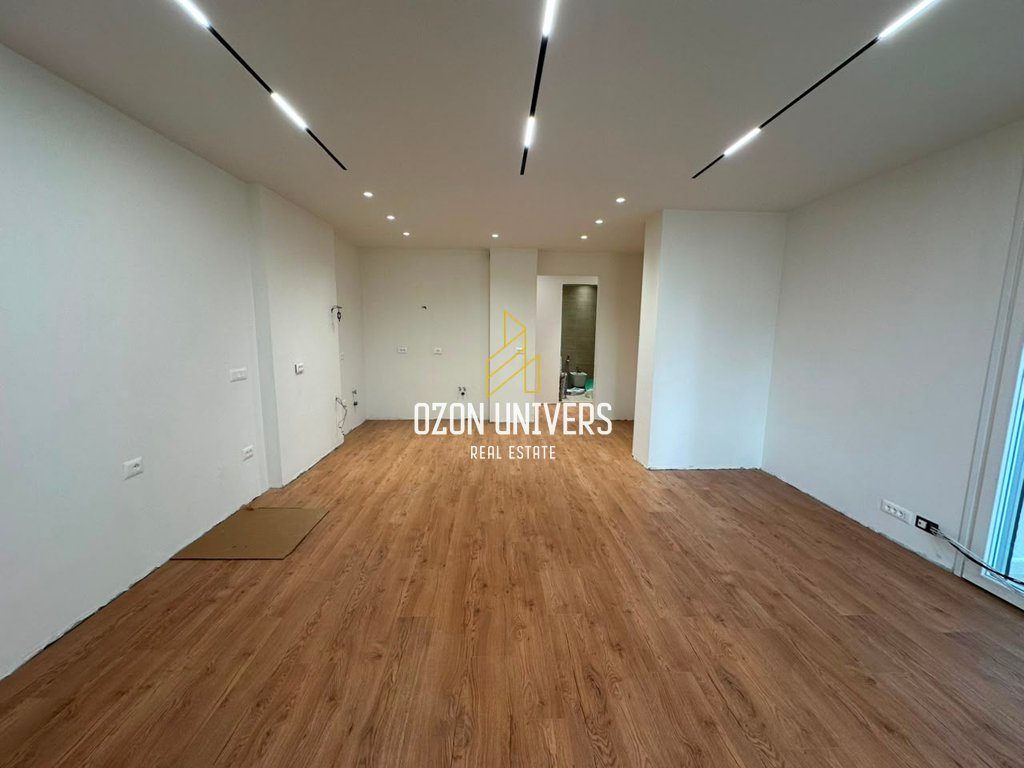 Apartament për zyra 2+1+2 për qira, Ish Ekspozita ! 2