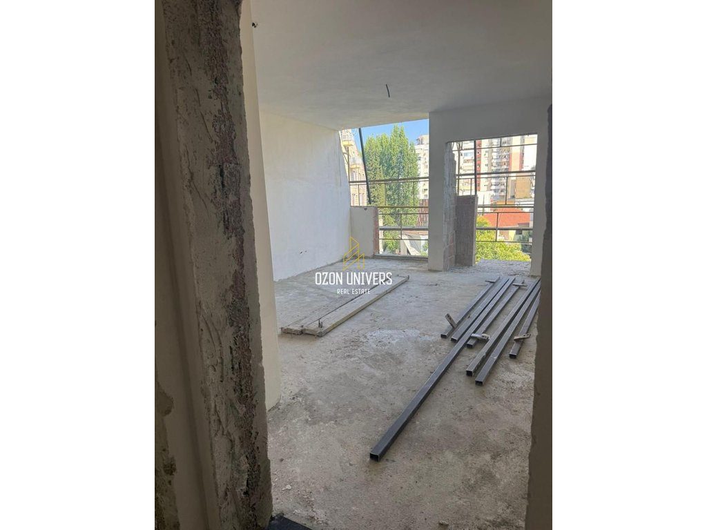 Apartament 2+1+2 për shitje, afër stadiumit Air Albania!