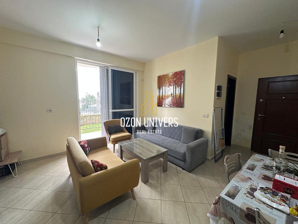Apartament 1+1 me post parkmi për qira në Shkozë!