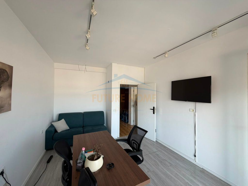 Qera, Ambient per zyra, Komuna e Parisit, Tirane 3