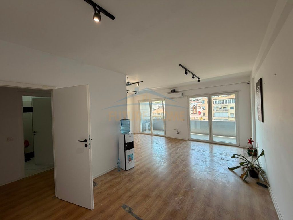 Qera, Ambient per zyra, Komuna e Parisit, Tirane 4