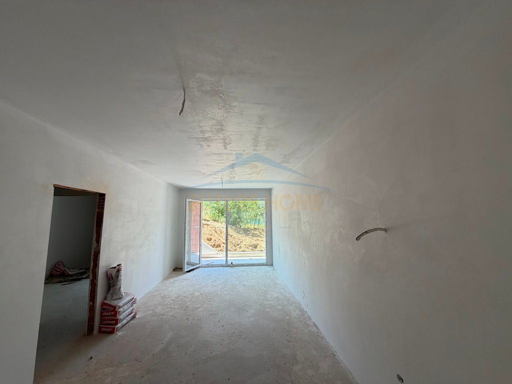 Shitet , Apartament 1+1 , Liqeni i thate , Tirane