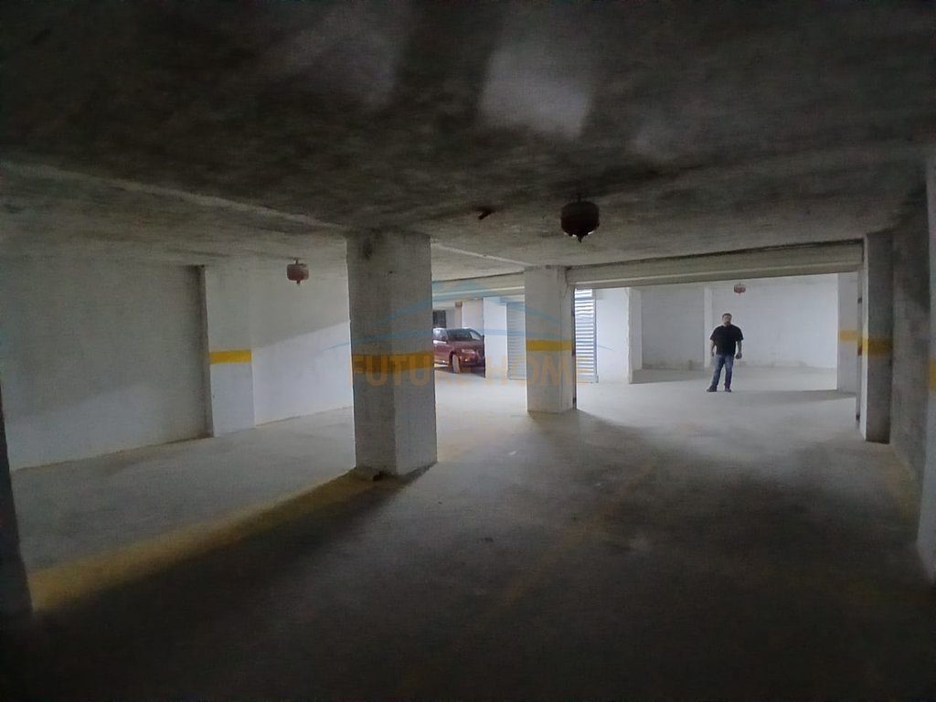 Shitet , Garazh , Rruga e Kavajes , Tirane 4
