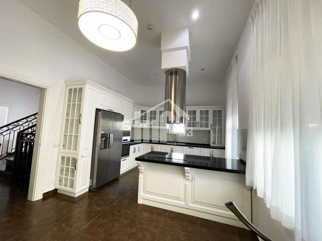 ROLLING HILLS LUXURY RESIDENCE