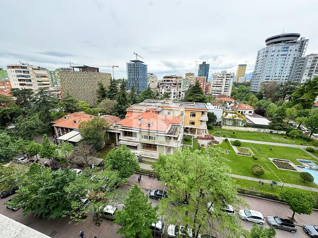 NË QENDER TË ISH BLLOKUT