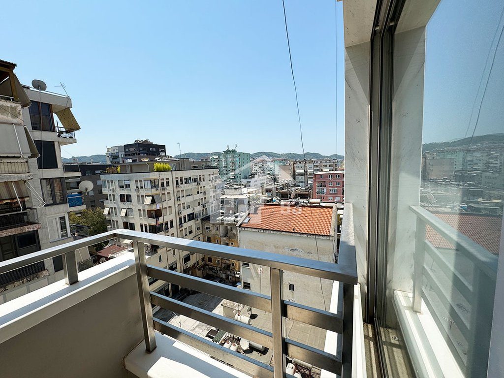 PRANË LIBRIT UNIVERSITAR TE ISH BLLOKU 3