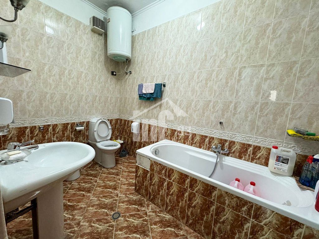 NË QENDER TË BLLOKUT
