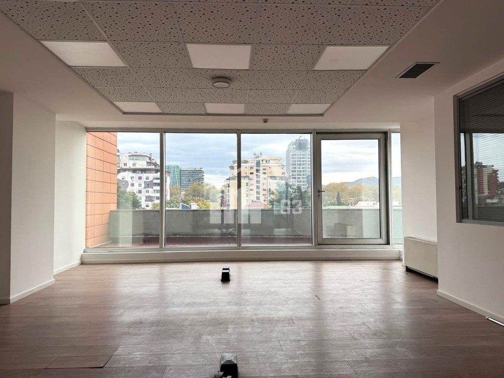 BULEVARDI “BAJRAM CURRI”, PRANË PIRAMIDËS