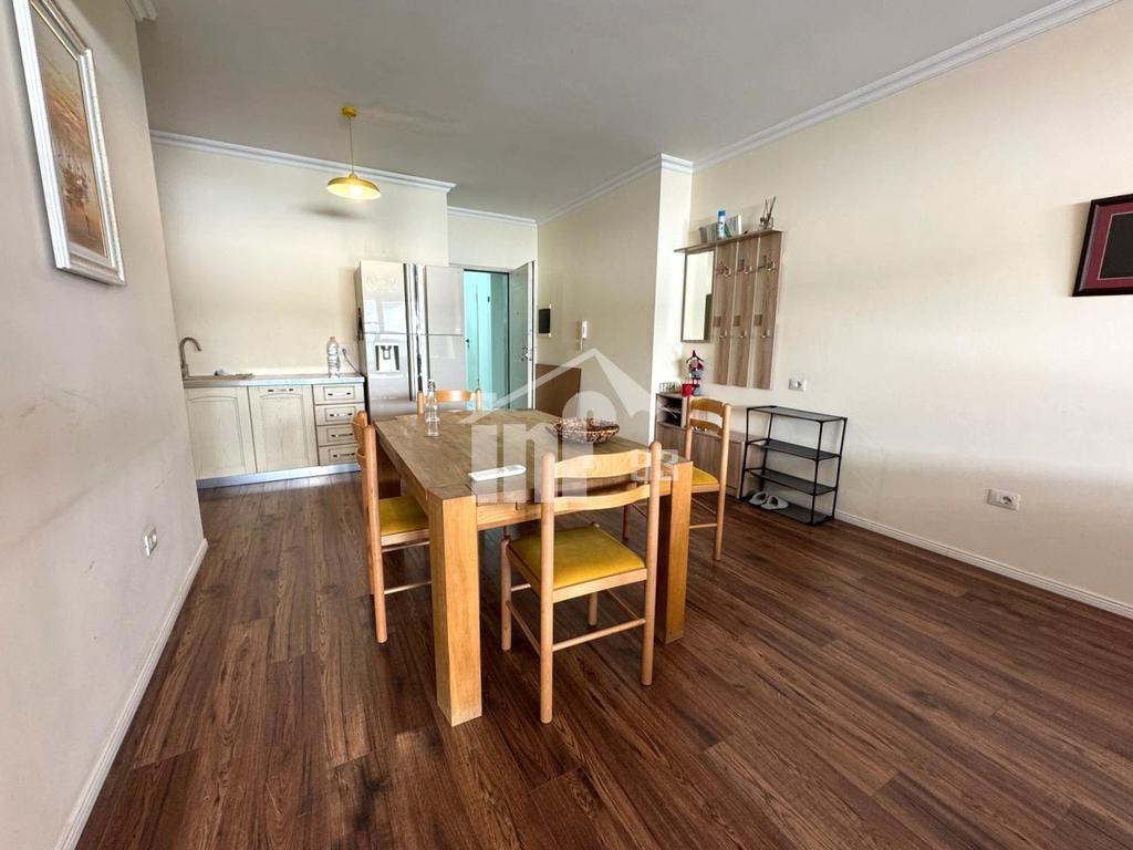 PRANË RING CENTER, ZOGU I ZI 3