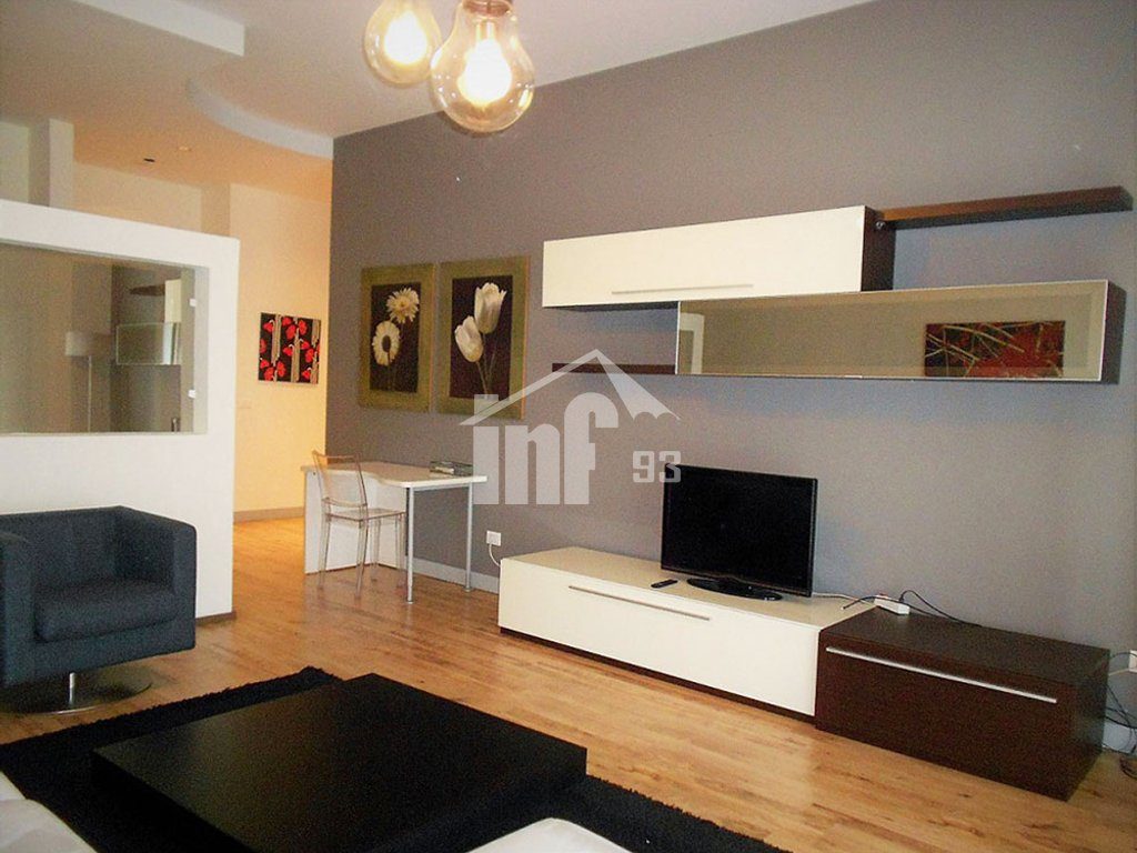 PRANË RADIO TELEVIZIONIT SHQIPTAR 3