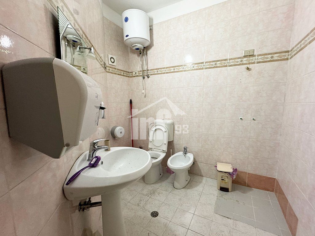 NË QENDER TË ISH BLLOKUT