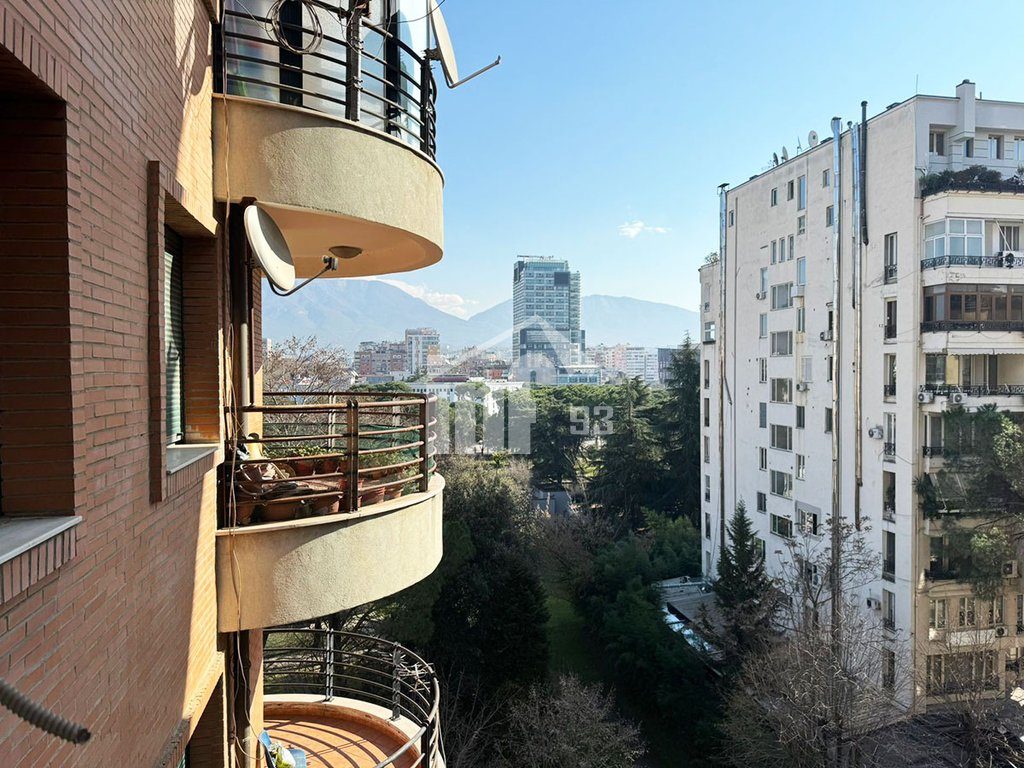 NË QENDER TË BLLOKUT