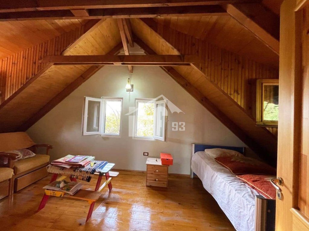 PRANË HOTELIT GJUETISË, ISHULL LEZHE