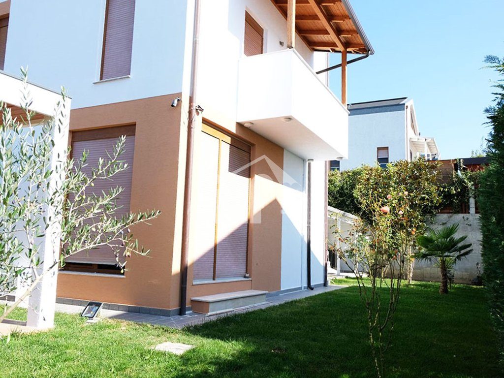 NË LUNDËR, PRANË QENDRES TREGTARE TEG 2