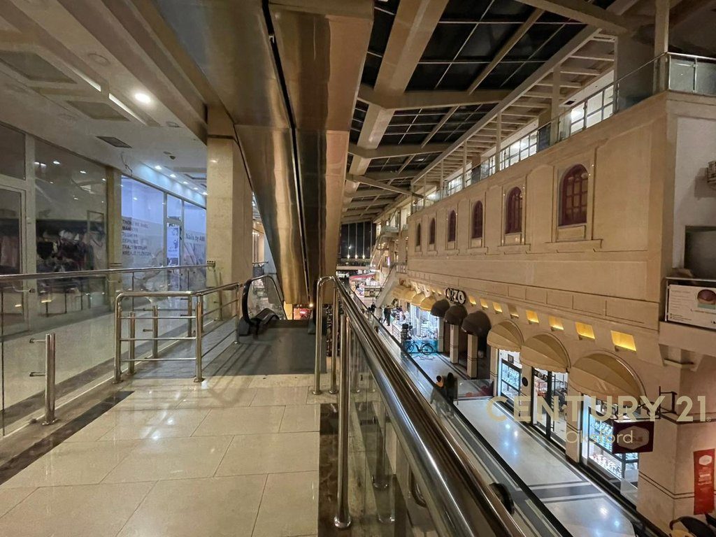 TEK RRUGA E BARRIKADAVE ,QENDRA GALERIA SHESIM NJESI 4