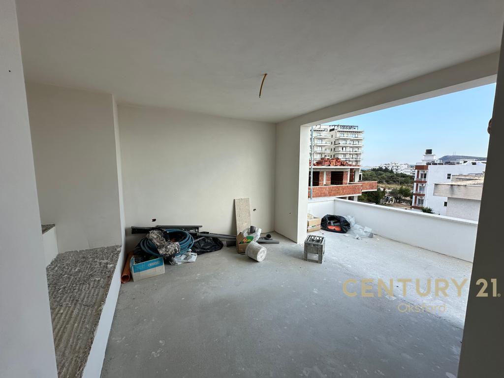 Apartament në katin e fundit me tarracë private të gjerë për shitje në Sarandë 2