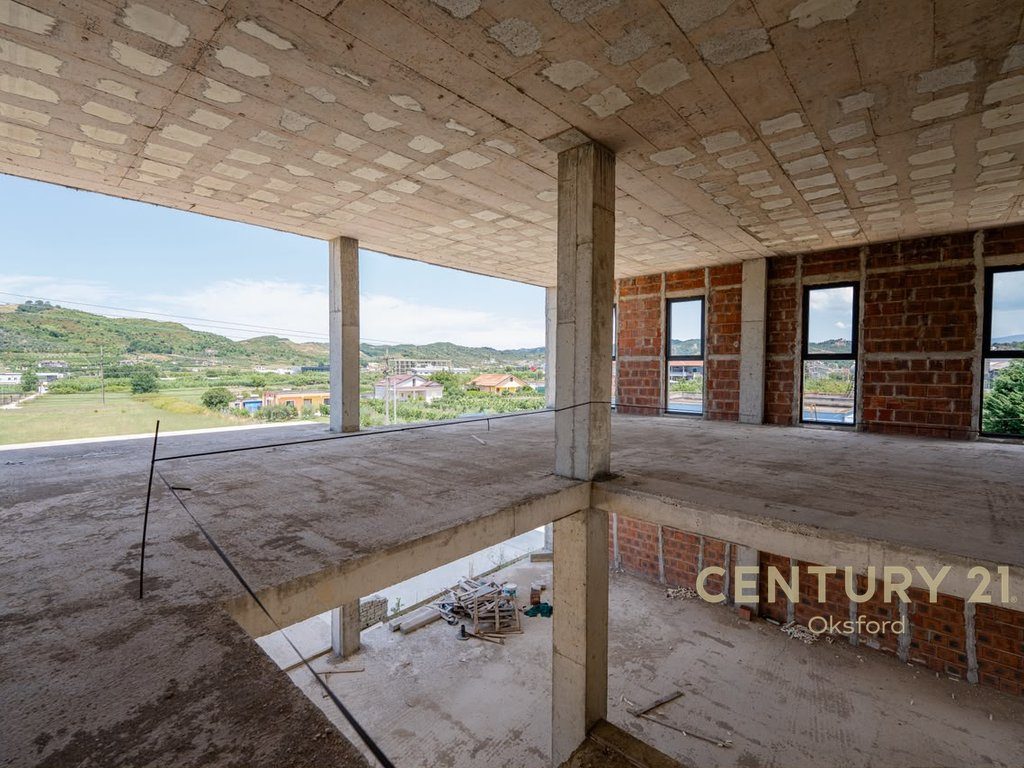 Eksluzive! Godinë Multifunksiole 2-Katëshe për Shitje,në Vorë!