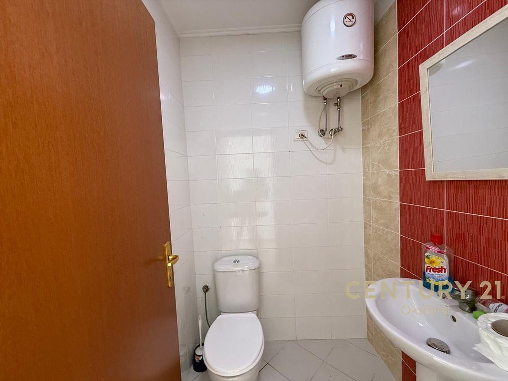 JEPET ME QIRA AMBIENT KOMERCIAL PRANË LIQENIT TË THATË, BUZË RRUGE ME FASADË XHAMI. 4