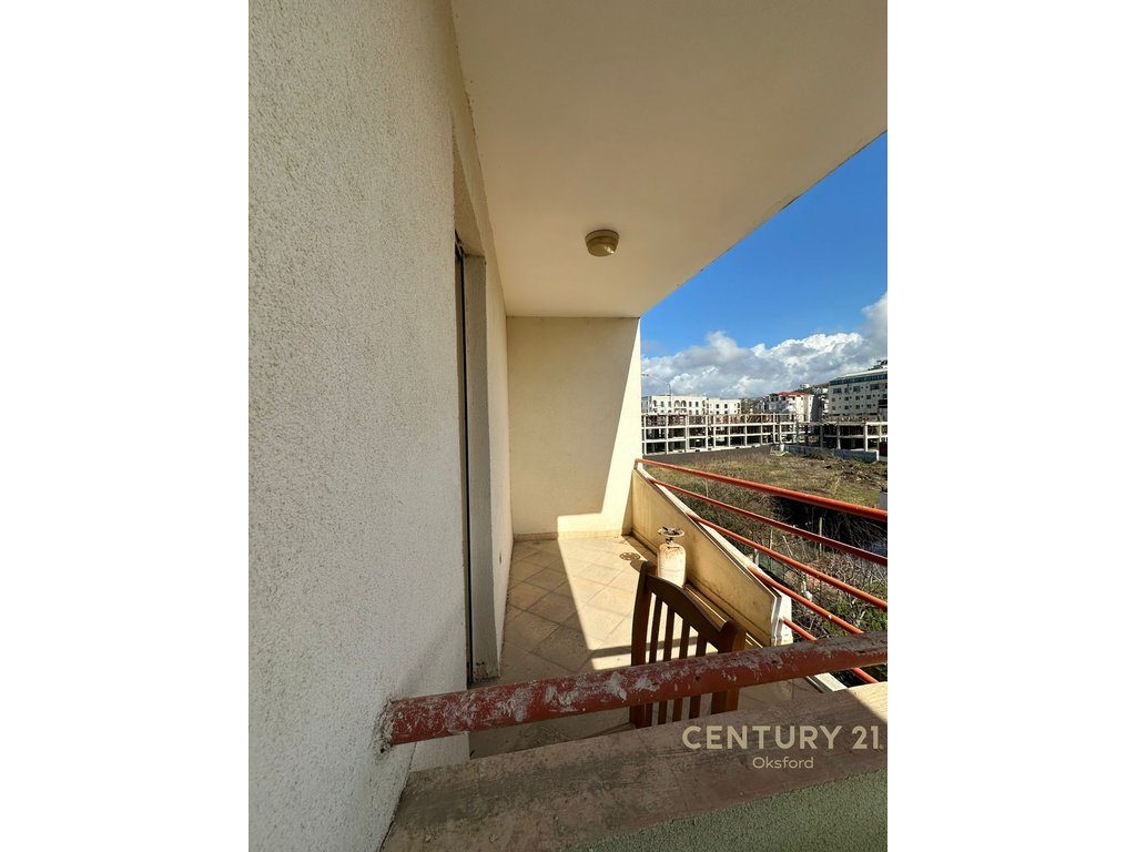 Apartament në Golem për shitje