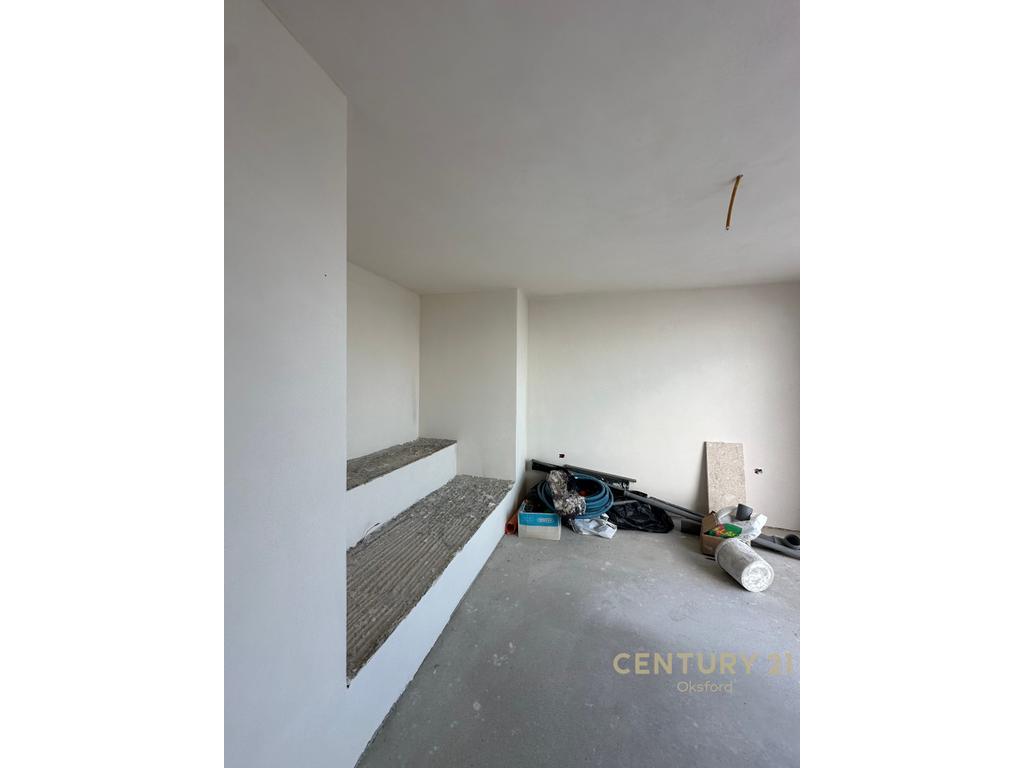 Apartament në katin e fundit me tarracë private të gjerë për shitje në Sarandë
