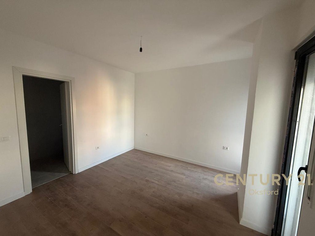 JAPIM ME QIRA AMBIENT ZYRASH+POST PARKIMI, TEK KOMUNA E PARISIT! 4