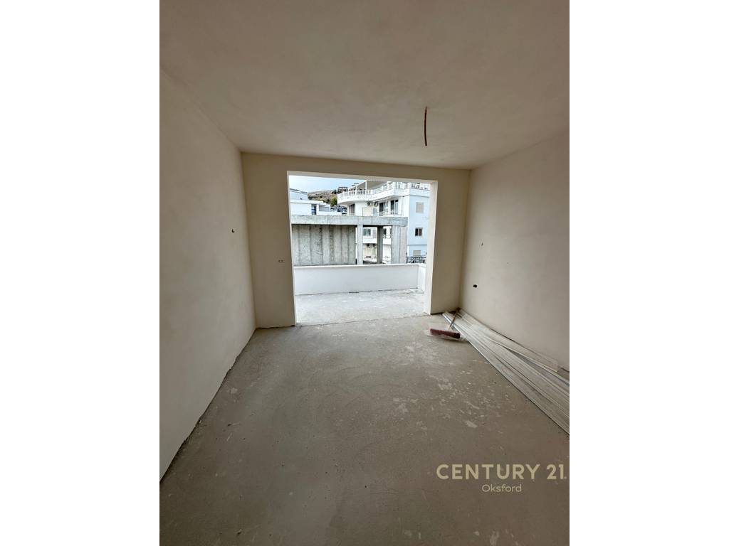Apartament në katin e fundit me tarracë private të gjerë për shitje në Sarandë