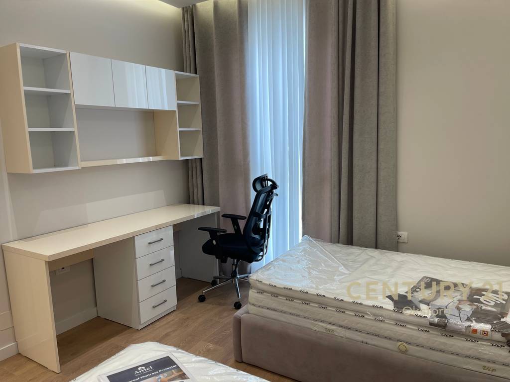 Apartament 3+2+1 për Shitje në Univers City 4