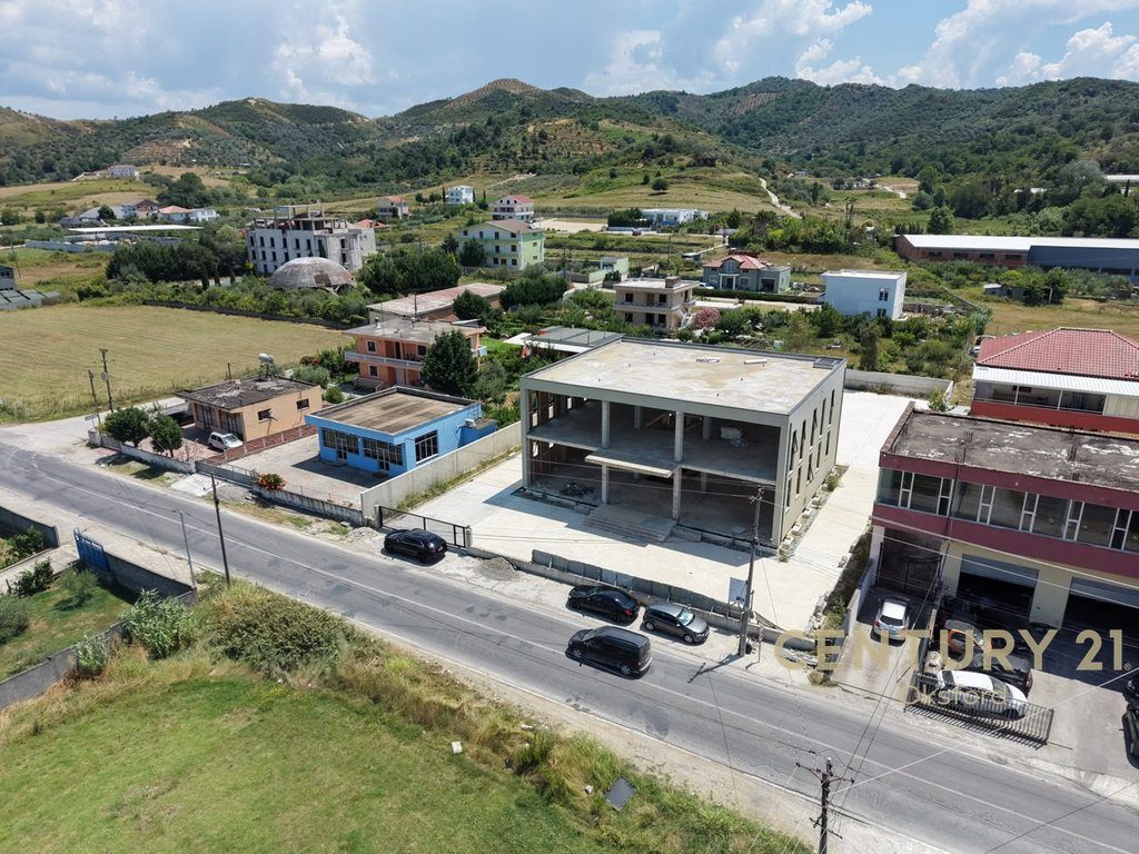Eksluzive! Godinë Multifunksiole 2-Katëshe për Shitje,në Vorë!