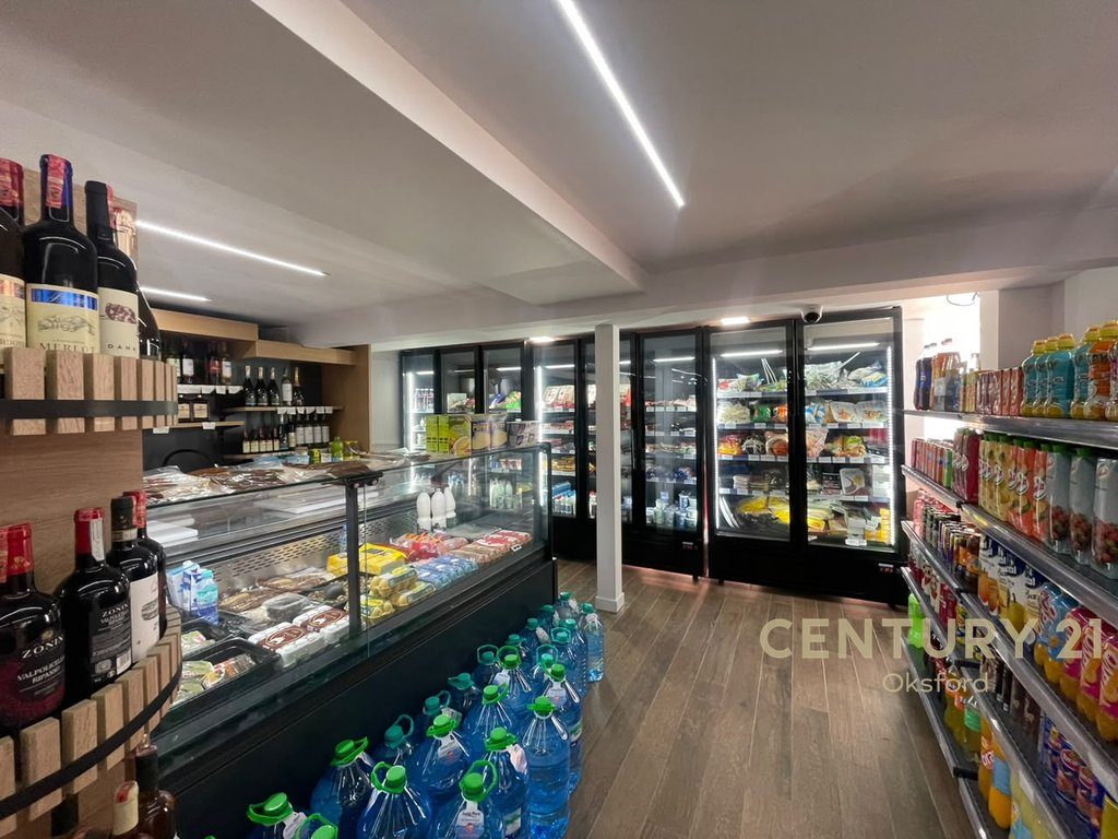 ISH FUSHA E AVIACIONIT, SHITET BIZNES SUPERMARKET NE GJENDJE PUNE