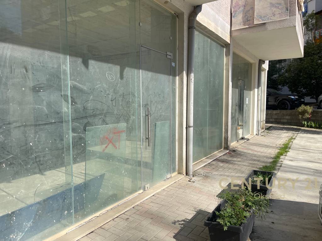 43.28 m2 SIPERFAQE TREGTARE PËR SHITJE NË ZONËN E FRESKUT. 3