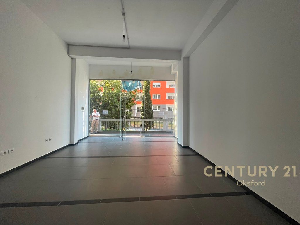 AMBIENT KOMERCIAL PER QIRA NE YZBERISHT