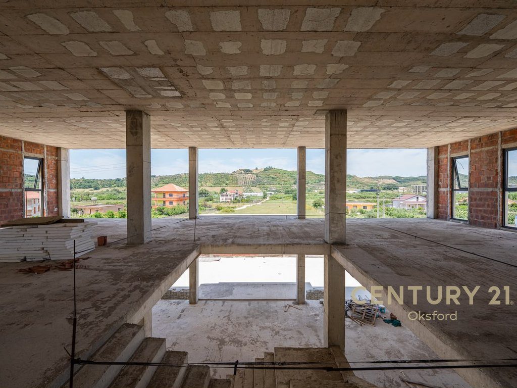 Eksluzive! Godinë Multifunksiole 2-Katëshe për Shitje,në Vorë!