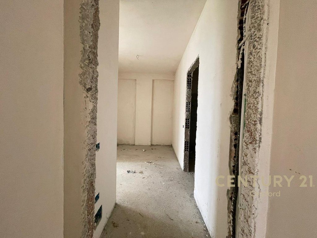 APARTAMENT 3+1+2 ME OBORR PER SHITJE TEK LIQENI I FARKES
