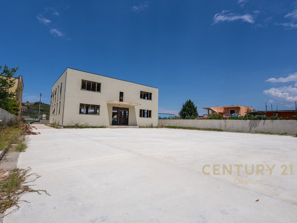 Eksluzive! Godinë Multifunksiole 2-Katëshe për Shitje,në Vorë!