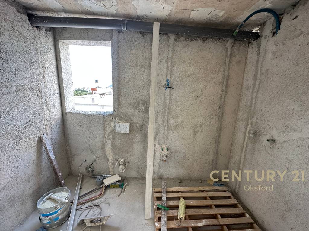 Apartament në katin e fundit me tarracë private të gjerë për shitje në Sarandë