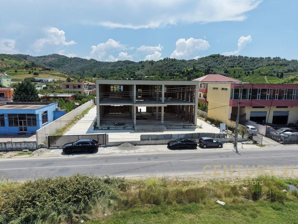 Eksluzive! Godinë Multifunksiole 2-Katëshe për Shitje,në Vorë!