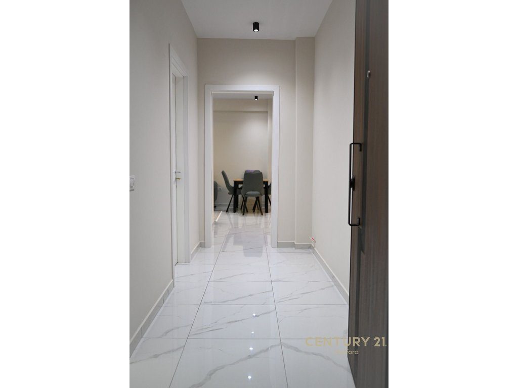 Shitet Apartament 1+1 ne Kamez!
