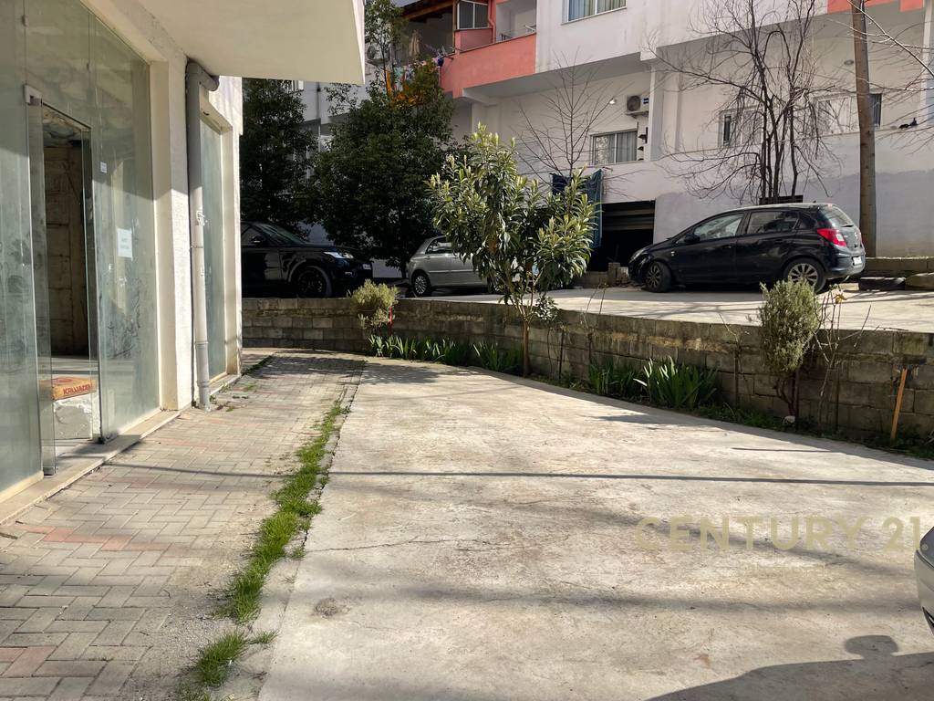 43.28 m2 SIPERFAQE TREGTARE PËR SHITJE NË ZONËN E FRESKUT.