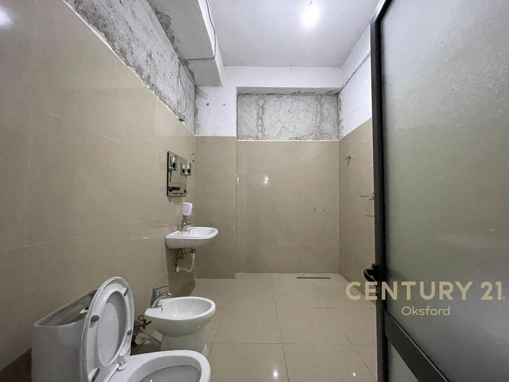 JEPET ME QIRA 414M2 SIPERFAQE PARKIMI NE FRESK 4